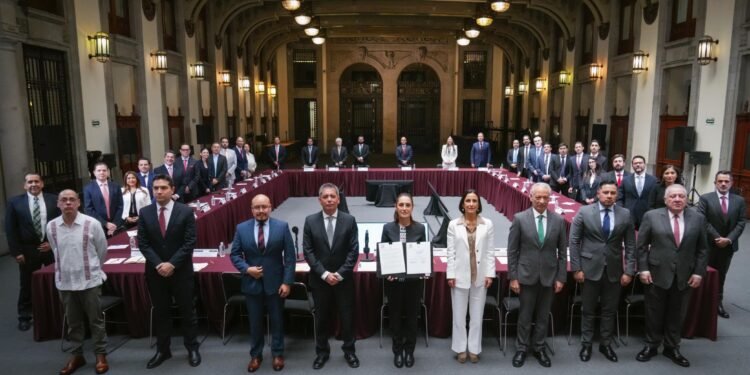 Precio de la gasolina no subirá de 24 pesos; gobierno renueva acuerdo con gasolineras