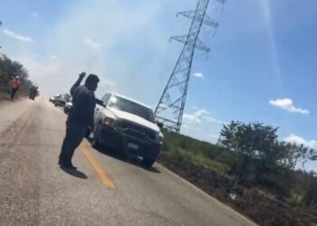 Rescatan a trabajador de CFE tras fuerte descarga eléctrica en torre de alta tensión