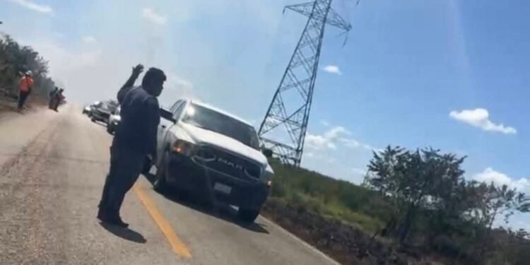 Rescatan a trabajador de CFE tras fuerte descarga eléctrica en torre de alta tensión