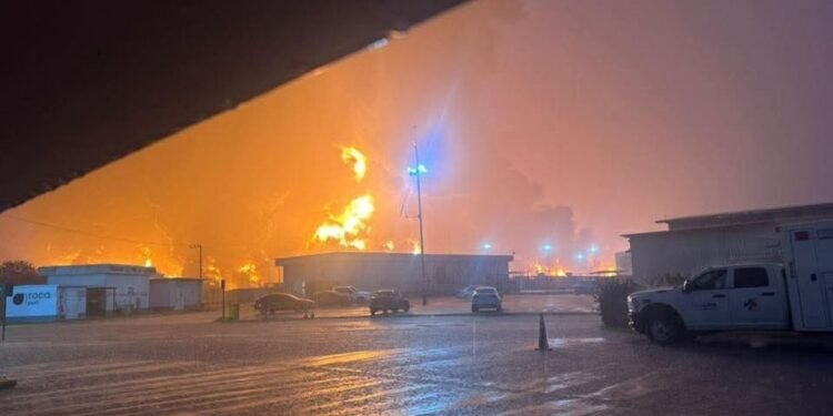 Incendio en Dos Bocas deja cinco muertos; Pemex atribuye causa a aguas aceitosas