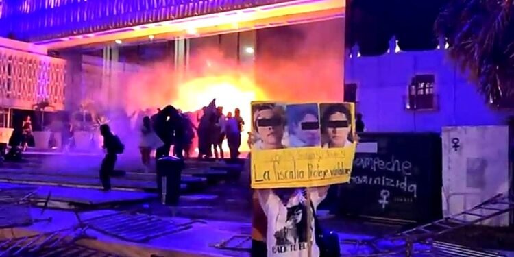 Gobernadora condena agresiones a policías durante marcha del Día de la Mujer