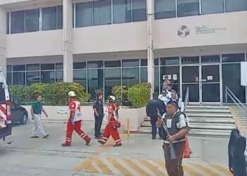 Se desprende techo de edificio de SEAFI y lesiona a peatón que pasaba por el lugar