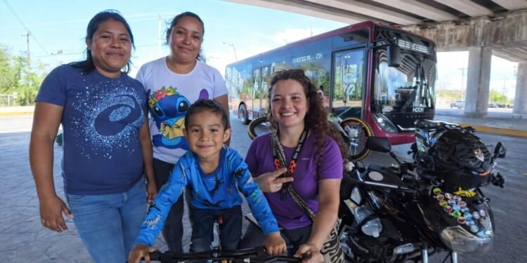 Influencer regala bicicleta a niño y deja huella de turismo con causa en Campeche