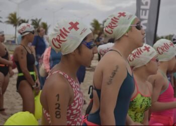 Deporte con corazón: Carmen nada por la Cruz Roja en jornada solidaria