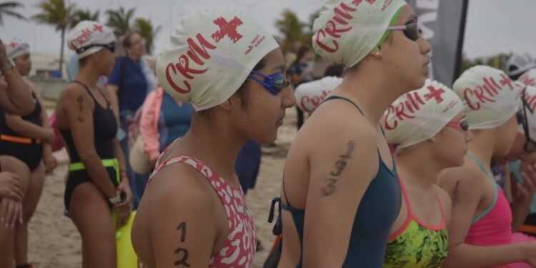 Deporte con corazón: Carmen nada por la Cruz Roja en jornada solidaria