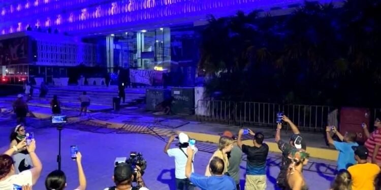 Reportan agresiones contra medios de comunicación durante la marcha del 8M