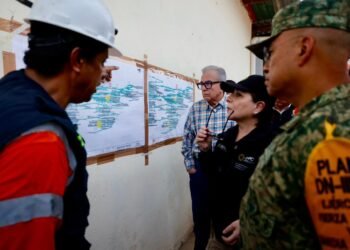 Rescatan con vida a primer minero atrapado en la mina Santa Fe, en Sinaloa