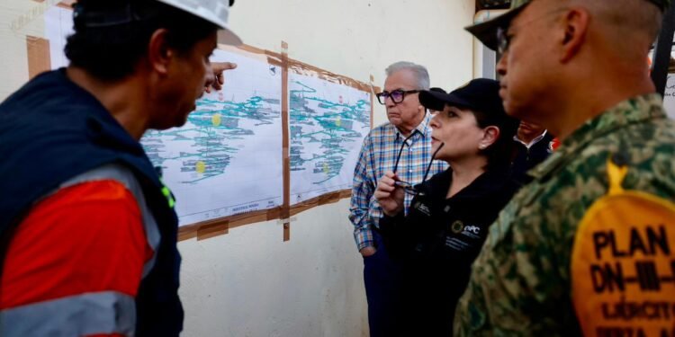 Rescatan con vida a primer minero atrapado en la mina Santa Fe, en Sinaloa