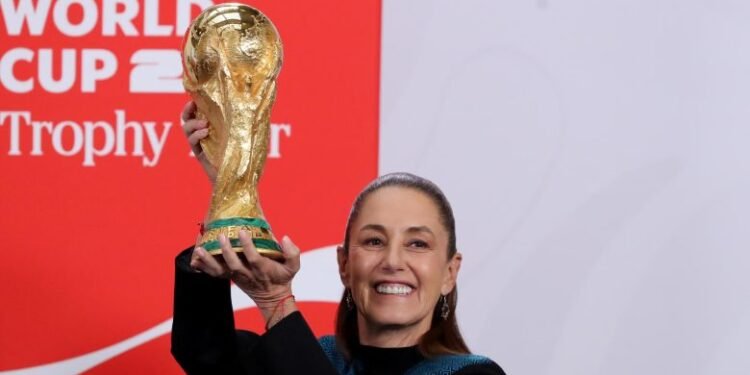 El Palacio Nacional se tiñe de oro: llega el trofeo de la Copa del Mundo 2026 a México