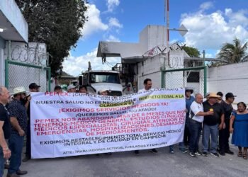 Pemex enfrenta protesta en Ciudad del Carmen por crisis en servicios médicos
