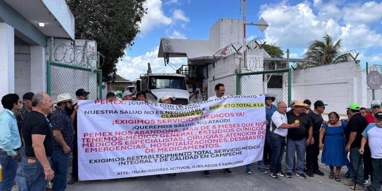 Pemex enfrenta protesta en Ciudad del Carmen por crisis en servicios médicos
