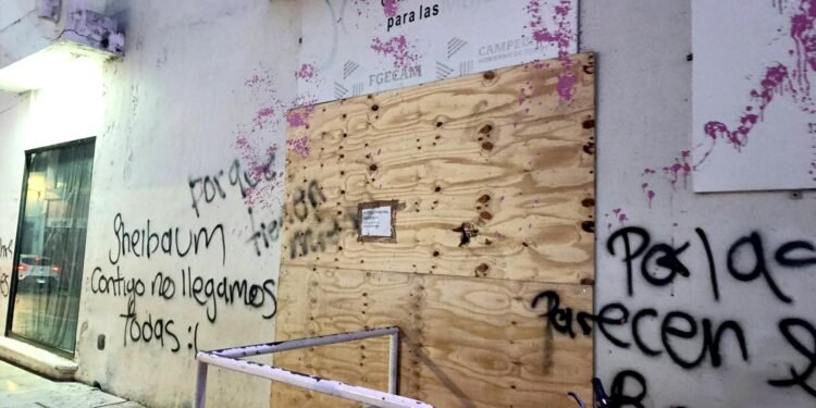 Vandalismo durante marcha del 8M deja daños en edificios del Centro Histórico