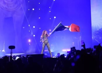 Shakira convierte el Zócalo en un mar de 400 mil fans y establece nuevo récord