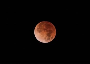 La Luna se pintó de rojo y dejó postales únicas en el cielo campechano