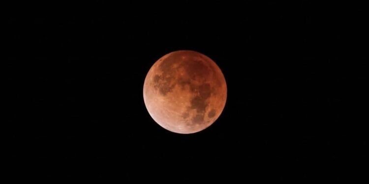 La Luna se pintó de rojo y dejó postales únicas en el cielo campechano