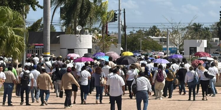 Trabajadores universitarios se movilizan por irregularidades en reforma de pensiones