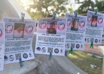 Exhiben presuntos deudores alimentarios en protesta previa al 8M