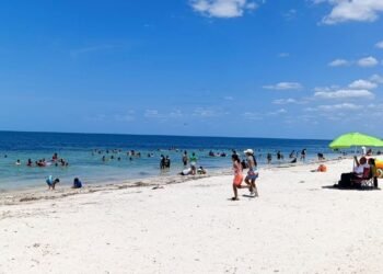 Playa Bonita registra alta afluencia por puente y ola de calor