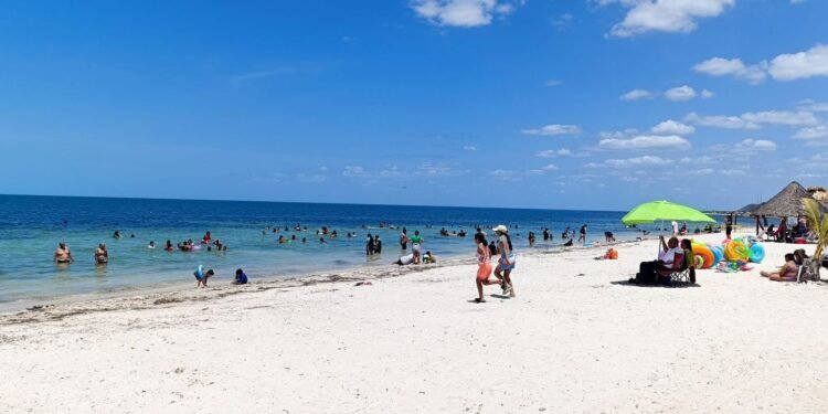 Playa Bonita registra alta afluencia por puente y ola de calor