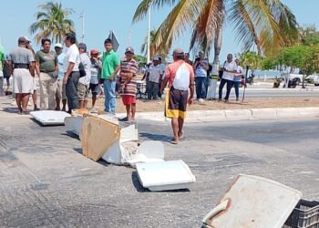 Pescadores alzan la voz y bloquean la Costera del Golfo por falta de apoyo