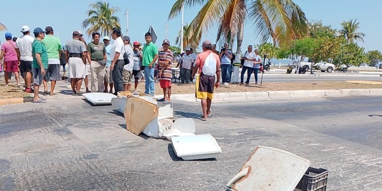 Pescadores alzan la voz y bloquean la Costera del Golfo por falta de apoyo