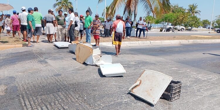 Pescadores alzan la voz: bloquean vía por abandono del sector