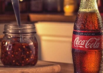 Gobierno propone a Coca-Cola reducir fructosa importada y usar azúcar nacional