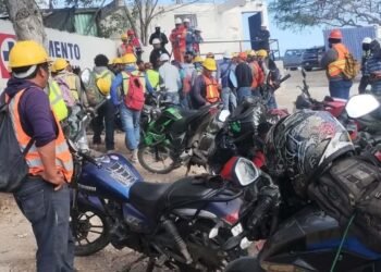 Plantón en Cruz Azul Seybaplaya: obreros exigen pago de dos semanas de sueldo
