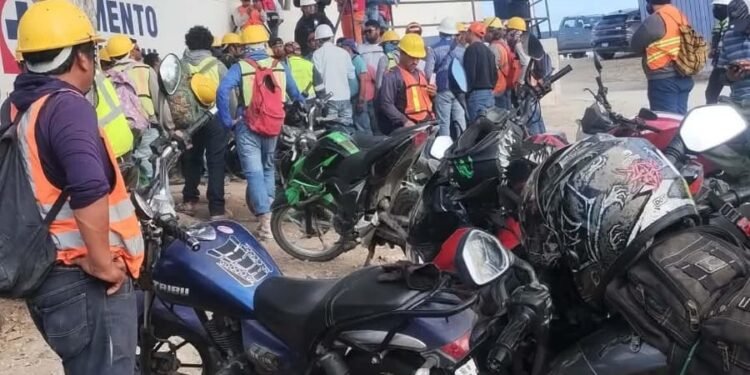 Plantón en Cruz Azul Seybaplaya: obreros exigen pago de dos semanas de sueldo
