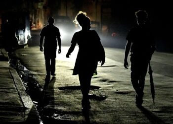 Cuba acelera restablecimiento eléctrico tras apagón; sistema sigue bajo tensión