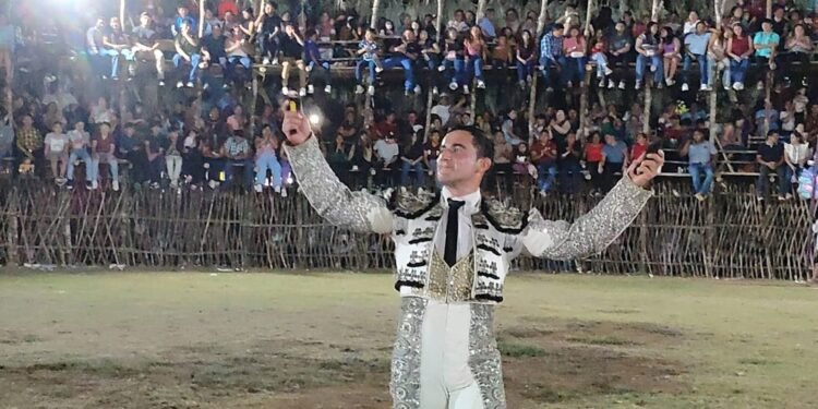 Tarde de gloria en Bacabchén: Aguilar corta cuatro orejas