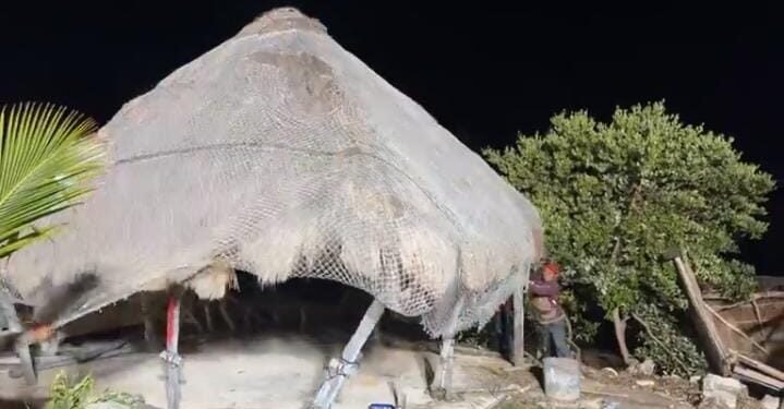 Retiran estructuras irregulares en operativo nocturno en el malecón