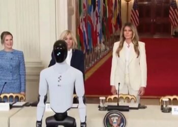 Melania Trump irrumpe con robot humanoide en la Casa Blanca