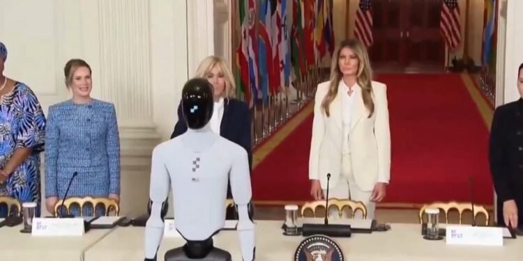 Melania Trump irrumpe con robot humanoide en la Casa Blanca