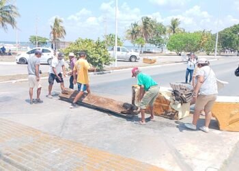 Pescadores bloquean carretera tras desalojos del malecón; denuncian abusos
