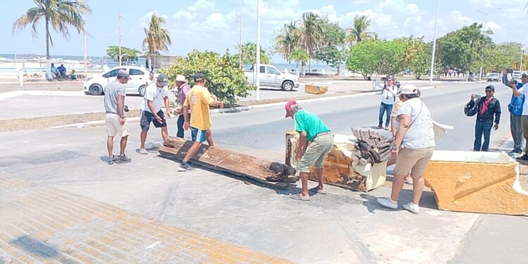Pescadores bloquean carretera tras desalojos del malecón; denuncian abusos