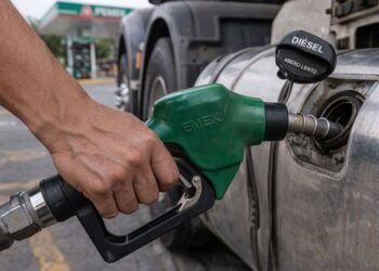 ¿Seguirá subiendo el diésel? Gobierno acuerda tope tras alzas recientes