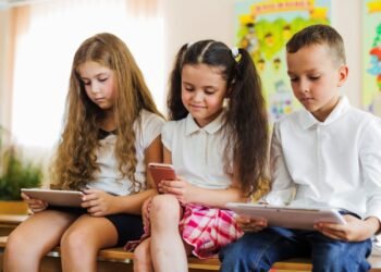 Morelos prohíbe celulares en primaria y secundaria para mejorar el aprendizaje