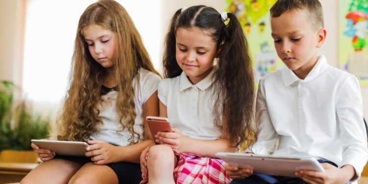 Morelos prohíbe celulares en primaria y secundaria para mejorar el aprendizaje