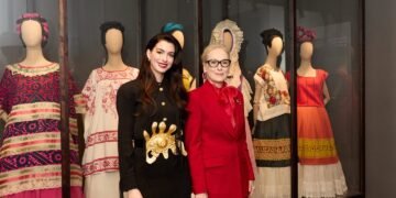 Entre moda y arte: Anne Hathaway y Meryl Streep deslumbran en la Casa Azul