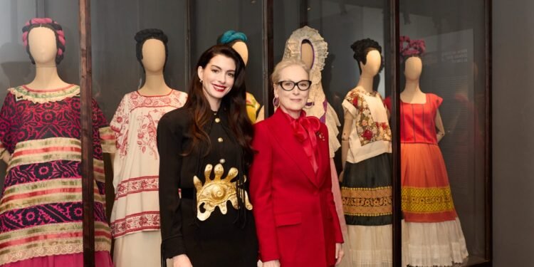 Entre moda y arte: Anne Hathaway y Meryl Streep deslumbran en la Casa Azul