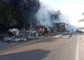 Carretera en llamas: tráileres chocan y dejan caos vial en Nuevo Campechito
