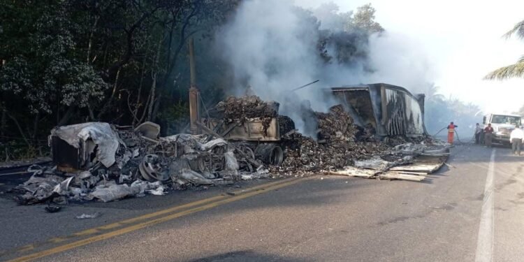 Carretera en llamas: tráileres chocan y dejan caos vial en Nuevo Campechito
