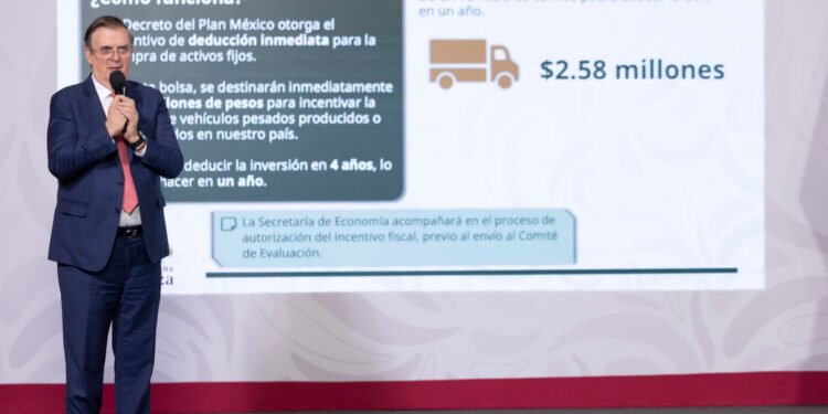 Gobierno lanza plan para transformar industria de transporte pesado