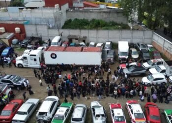 Rescatan a más de 200 migrantes hacinados en tráiler en Veracruz