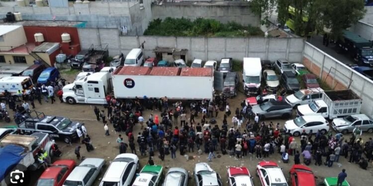 Rescatan a más de 200 migrantes hacinados en tráiler en Veracruz