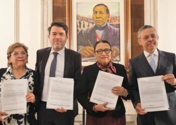 Rosa Icela Rodríguez actualiza sus datos y respalda cambio biométrica de la CURP