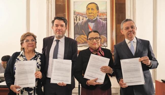 Rosa Icela Rodríguez actualiza sus datos y respalda cambio biométrica de la CURP