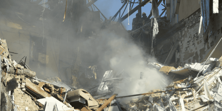 Fatal explosión en planta eléctrica de India deja 19 muertos y decenas de afectados