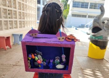 Creatividad infantil toma las aulas por el Día del Niño con mochilas y peinados locos